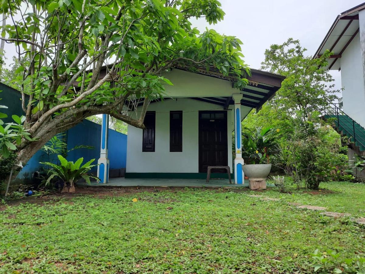 New Star Light Hotel Mirissa Bagian luar foto