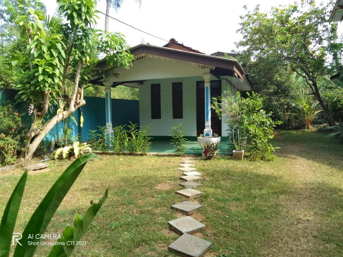 New Star Light Hotel Mirissa Bagian luar foto