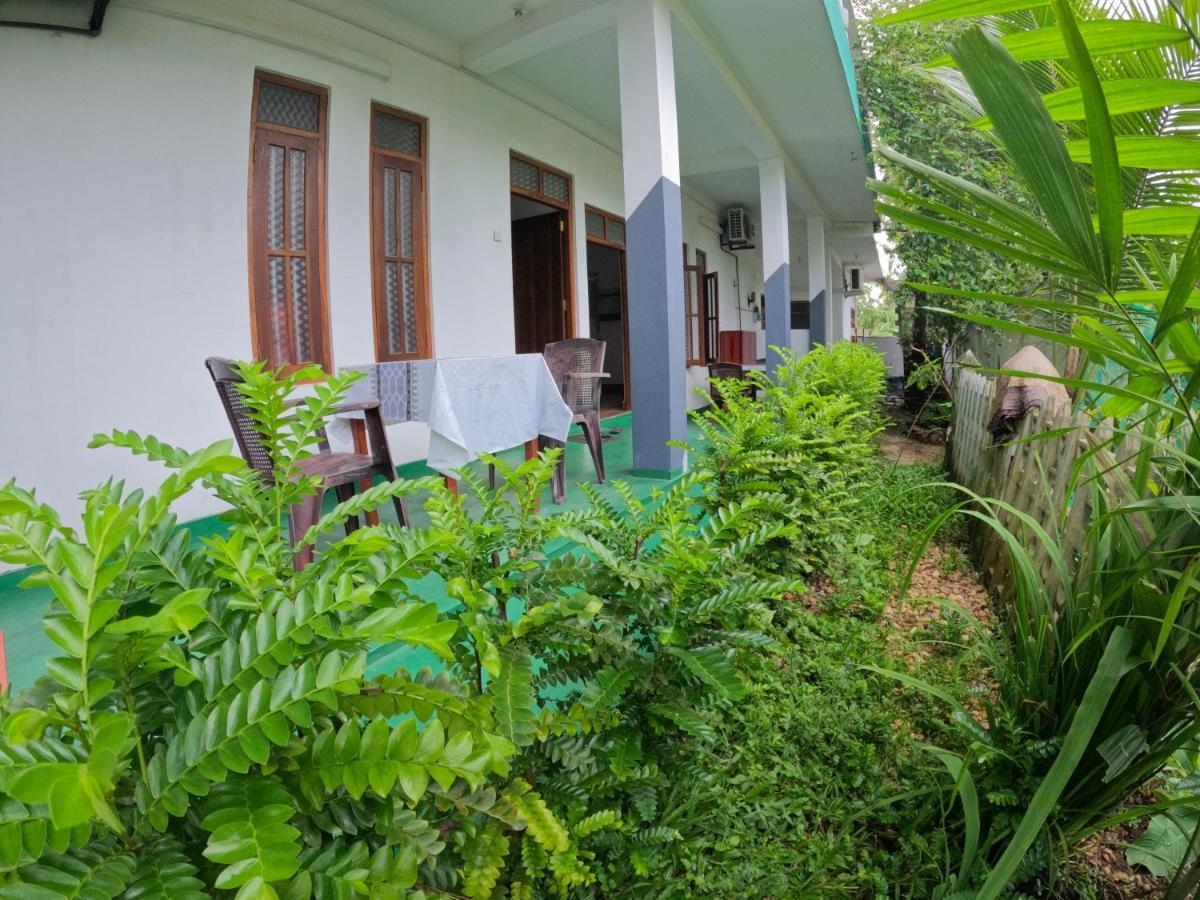 New Star Light Hotel Mirissa Bagian luar foto