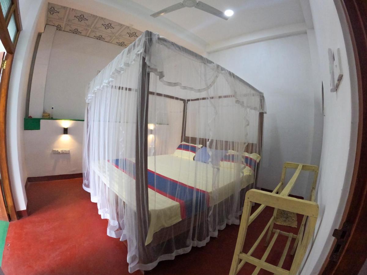 New Star Light Hotel Mirissa Bagian luar foto