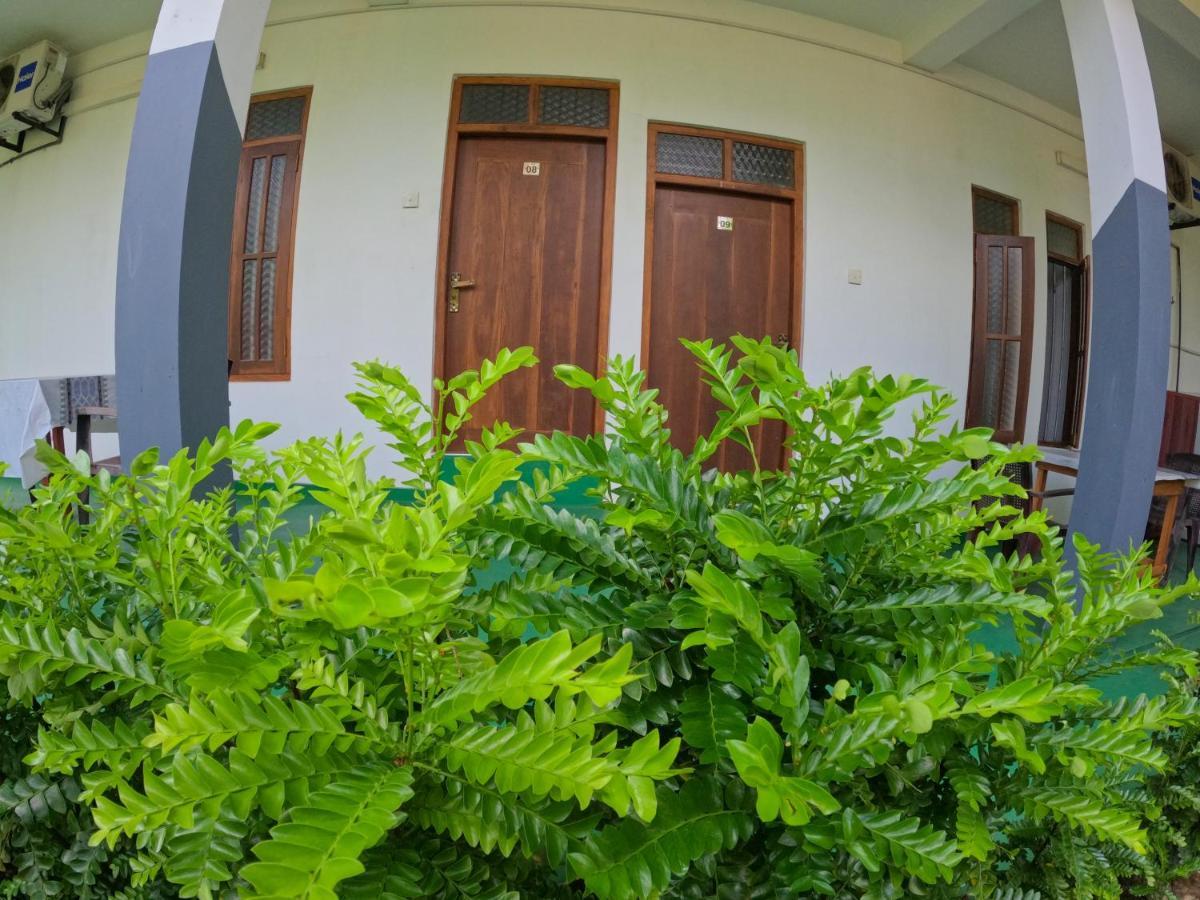 New Star Light Hotel Mirissa Bagian luar foto