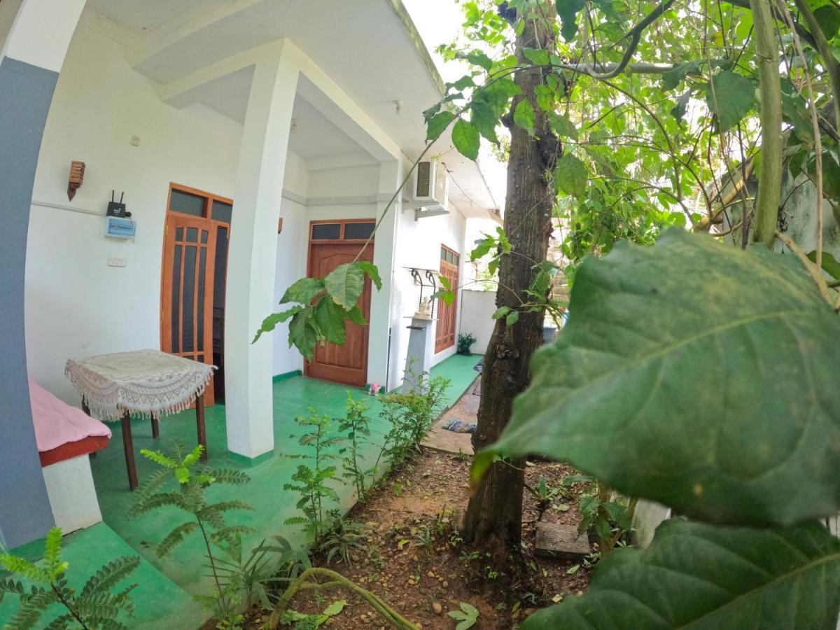 New Star Light Hotel Mirissa Bagian luar foto