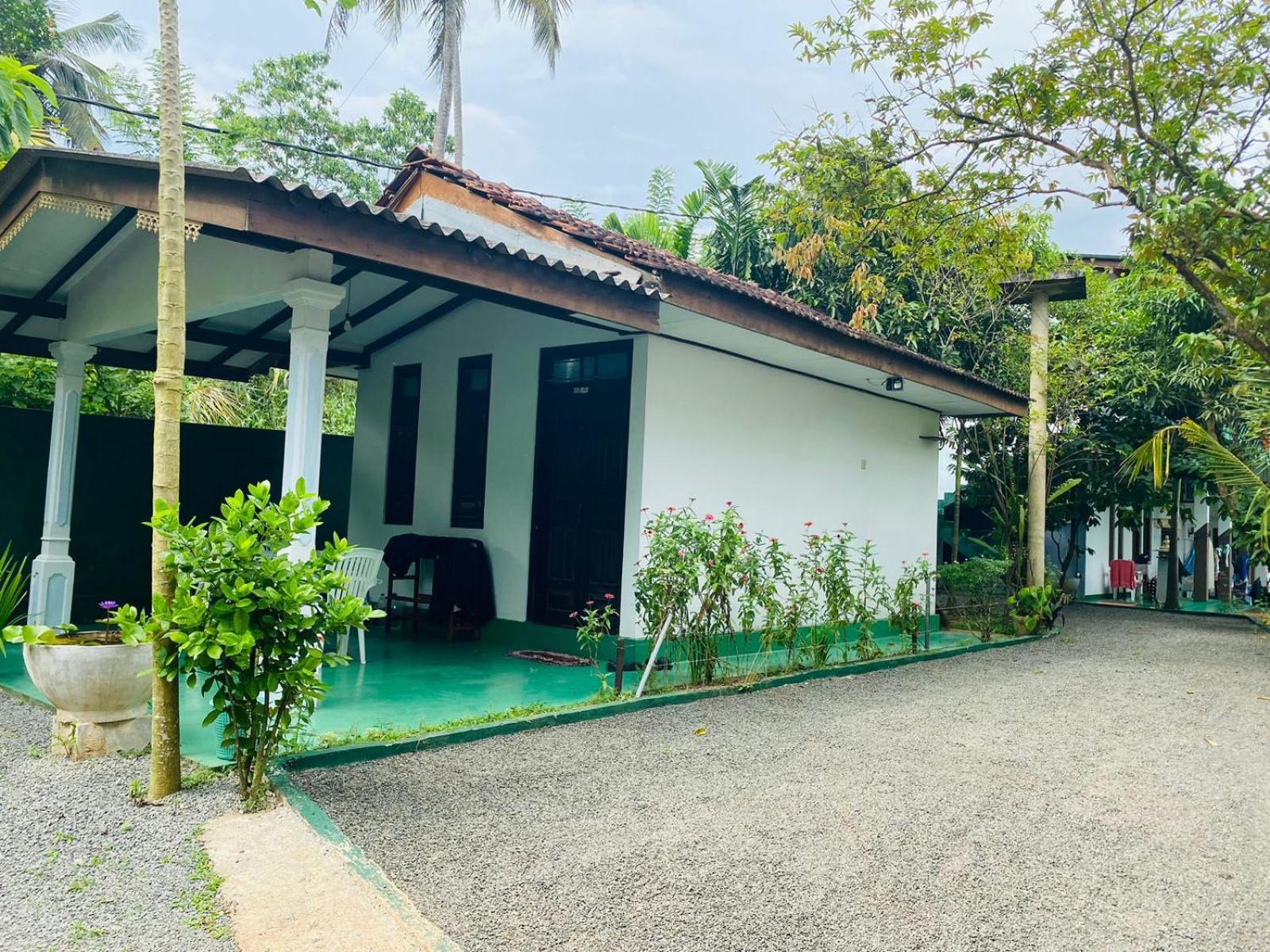 New Star Light Hotel Mirissa Bagian luar foto