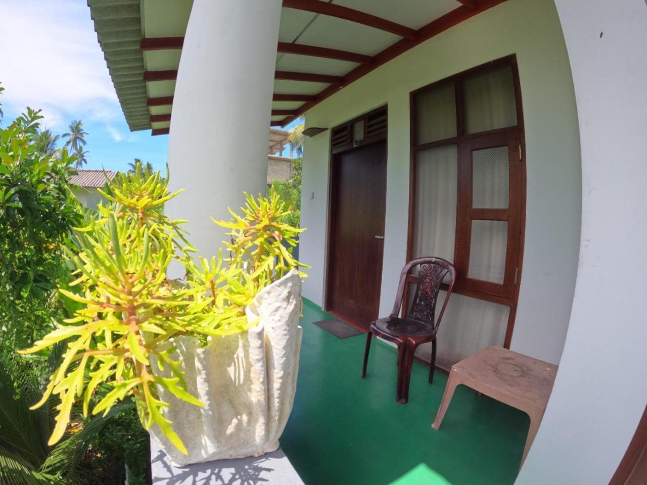 New Star Light Hotel Mirissa Bagian luar foto