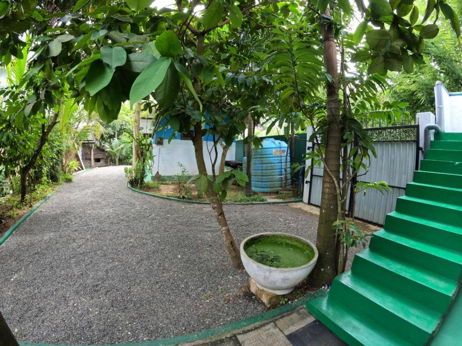 New Star Light Hotel Mirissa Bagian luar foto
