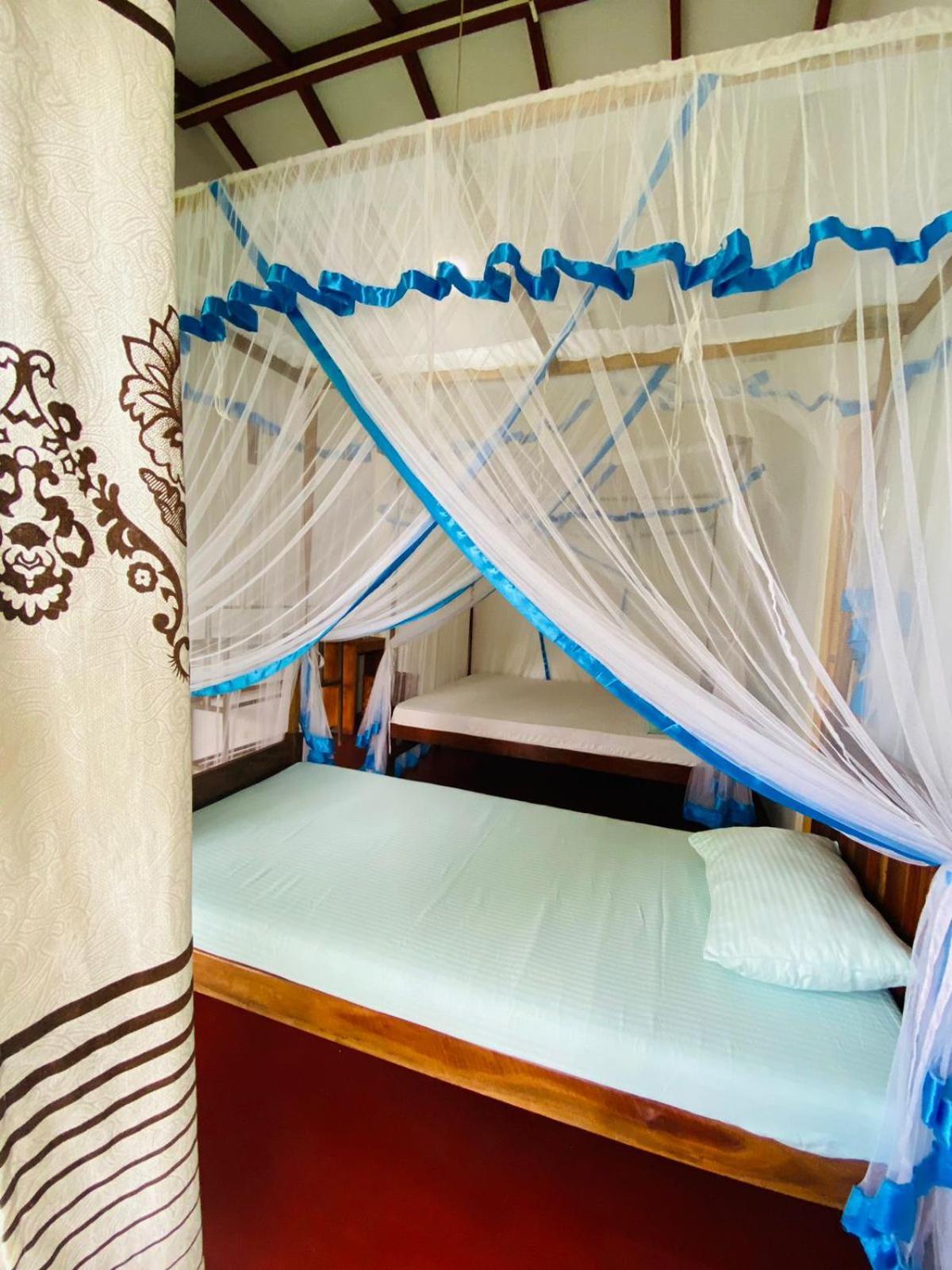 New Star Light Hotel Mirissa Bagian luar foto